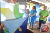 GM Sales Kalimantan Liedya Andayani, RSM Greater Banjarmasin Haris Mulyanto dan RSM Batulicin Aris Sampurno membuka selubung logo baru XL di Santepool Hotel Mercure Banjarmasin, Selasa (28/10). Pada peluncuran logo baru XL yang dilaksanakan serentak di Indonesia tersebut disertai launching layanan real mobile 4G-LTE. Foto Antaranews Kalsel/Herry Murdy Hermawan.
 