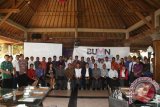 GM PT PLN (Persero) Distribusi Bali, Syamsul Huda menyampaikan presentasi tentang kelistrikan pada Forum ke-18 BUMN Marketeers Club Denpasar di pantai Sanur Denpasar, Kamis (23/10). FOTO ANTARA/Made Surya/wdy/14