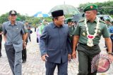 Kasad Jenderal TNI Gatot Nurmantyo berbincang dengan Rektor Universitas Lambung Mangkurat Sutarto Hadi di dampingi Gubernur Kalsel Rudy Ariffin usai mendarat di open space Unlam Banjarmasin, Kamis (9/10). Kehadiran Kasad Jenderl TNI Gatot Nurmantyo di Universitas Lambung Mangkurat Banjarmasin untuk memberikan kuliah umum tentang peran pemuda dalam menghadapi Proxy War di aula Serbaguna. Foto Antaranews Kalsel/Herry Murdy Hermawan