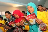 Sejumlah mahasiswi Universitas Lambung Mangkurat membaca buku Peran Pemuda dalam Menghadapi Proxy War karangan Kasad Jenderan TNI Gatot Nurmantyo, Kamis (9/10). Kehadiran Kasad Jenderal TNI Gatot Nurmantyo di Unlam Banjarmasin untuk memberikan kuliah umum terkait buku karangannya. Foto Antaranews Kalsel/Herry Murdy Hermawan