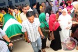 Isteri mendiang Ideham Zarkasi, Hj Wardani (baju putih) diantara keluarga dan warga Unlam usai upacara pelepasan jenazah mantan Guru Besar Bidang Hukum Pidana Universitas Lambung Mangkurat di aula Rektorat, Kamis (9/10) Prof Ideham Zarkasi (78 tahun) meninggal pada Kamis (9/10) pagi di RSUD Ulin Banjarmasin setelah menderita sakit prostat cukup lama. Foto Antaranews Kalsel/Herry Murdy Hermawan 