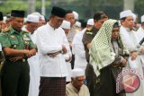 KH Husin Nafarin sebagai imam shalat istisqo yang diikuti Gubernur Kalsel Rudy Ariffin, Danrem 101 Antasari Kolonel Inf Suharjono, Kepala Kemenag Kalsel M Thamrin dan jamaah lainnya di halaman Masjid Raya Sabilal Muhtadin Banjarmasin, Selasa (14/10). Saat ini modifikasi cuaca dengan hujan buatan tidak memungkinkan dilakukan di Kalimantan Selatan karena kurangnya kadar air di awan. Foto Antaranews Kalsel/Herry Murdy Hermawan