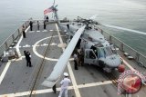 Prajurit Angkatan Laut Amerika Serikat, bersama tamu berada didekat helikopter HSM 51 di dalam kapal USS Rodney M Davis, di perairan Belawan, Sumut, Minggu (26/10). Kedatangan kapal perang AS bersama 200 awak, dalam rangka penguatan kerjasama Angkatan Laut kedua Negara. ANTARA FOTO/Irsan Mulyadi/ss/pd/14