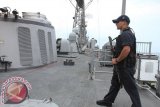 Prajurit Angkatan Laut Amerika Serikat, berada di dalam kapal USS Rodney M Davis, di perairan Belawan, Sumut, Minggu (26/10). Kedatangan kapal perang AS dengan 200 awaknya, dalam rangka penguatan kerjasama Angkatan Laut kedua Negara. ANTARA FOTO/Irsan Mulyadi/ss/pd/14