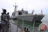 Prajurit TNI AL berjaga di dekat kapal Angkatan Laut Amerika Serikat USS Rodney M Davis, di perairan Belawan, Sumut, Minggu (26/10). Kedatangan kapal perang AS dengan 200 awaknya, dalam rangka penguatan kerjasama Angkatan Laut kedua Negara. ANTARA FOTO/Irsan Mulyadi/ss/pd/14