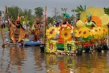 Pasuruan (Antara Jatim) - Puluhan peserta karnaval melintas di atas Sungai Complong di Desa Kejayan, Kecamatan Kejayan, Pasuruan, Jawa Timur, Minggu (26/10). Karanaval Fashion on the River yang diikuti 27 kelompok siswa bertema 