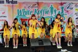Girlband Cherrybelle saat tampil dalam konser "Family Fun Dayz" di Lapangan Merdeka Medan, Sumut, Minggu (19/10). Cherrybelle menghibur para penggemarnya di kota Medan dengan menyanyikan lagu hits andalannya diantaranya "Beatiful", "Dilema", dan "I'll Be There For You". ANTARA FOTO/Septianda Perdana/ed/pd/14