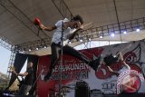 Grup musik Slank tampil dalam konser 'Kerukunan Salam Tiga Jari' di Stadion Pandanaran Boyolali, Jateng, Sabtu (4/10) petang. Konser tersebut juga dihadiri Presiden terpilih Joko Widodo. ANTARA FOTO/Andika Betha/wdy/14