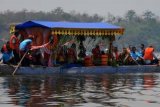 Pasuruan (Antara Jatim) - Kapal Naga membawa rombogan sesepuh, warga desa, dan sesaji yang akan dilarung di tengah Ranu (danau) Grati, Grati, Pasuruan, Jatim, Sabtu (16/11). Larung sesaji di Ranu Grati digelar untuk merayakan Tahun Baru Islam dan sebagai bentuk pelestarian budaya, serta menyelamati tujuh desa yang ada di sekitar Ranu Grati. ANTARA FOTO/Adhitya Hendra/14.