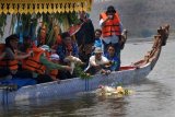 Pasuruan (Antara Jatim) - Sesepuh dan warga desa, melarung sesaji berupa tumpeng, ayam dan bebek di tengah Ranu (danau) Grati, Grati, Pasuruan, Jatim, Sabtu (16/11). Larung sesaji di Ranu Grati digelar untuk merayakan Tahun Baru Islam dan sebagai bentuk pelestarian budaya, serta menyelamati tujuh desa yang ada di sekitar Ranu Grati. FOTO/Adhitya Hendra/14/Oka.