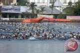 Ratusan prajurit Korps Marinir TNI AL melakukan start renang laut saat mengikuti lomba Binsat Kormar tahun 2014 di pantai Marina Ancol, Jakarta Utara, Rabu (29/10). Renang laut dengan jarak tempuh 600 meter itu diikuti sedikitnya 750 prajurit Korps Marinir TNI AL dari 15 tim/batalyon, dan keluar sebagai juara Yonif-5 Marinir diikuti Yonif-1 Marinir ditempat kedua dan Yonif-3 Marinir ketiga. ANTARA FOTO/Sertu Mar Kuwadi/wdy/14.