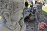 Tiga seniman adu kemampuan mengukir batu padas saat berkompetisi dalam Nusa Dua Fiesta ke-17 di Peninsula, Nusa Dua, Bali, Sabtu (11/10). Festival bertema Love, Peace and Harmony yang berlangsung 10-14 Oktober tersebut selain untuk meningkatkan sektor pariwisata juga sebagai ajang kreativitas serta pelestarian seni dan budaya Bali. ANTARA FOTO/Nyoman Budhiana/i018/2014.