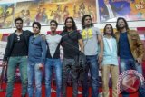 Para aktor India pemeran serial televisi Mahabharata, (kiri-kanan) Aham Sharma (Karna), Lavanya BharAdwaj (Sadewa), Vin Rana (Nakula), Arpit Ranka (Duryudana), Saurav Gurjar (Bima), Rohit Bharadwaj (Yudistira), dan Shaheer Sheikh (Arjuna), berfoto bersama seusai jumpa pers di Jakarta, Selasa (30/9). Sejumlah kegiatan akan digelar di Jakarta dan Bali selama para pemeran serial televisi Mahabharata mengunjungi Indonesia, diantaranya yakni tampil dalam pementasan Mahabharata Show ANTV pada 3 Oktober 2014. ANTARA FOTO/Ismar Patrizki
