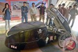 Mobil hemat energi 'Egrecif' buatan Tim Anging Mamiri mahasiswa Jurusan Mesin Fakultas Teknik Universitas Hasanuddin (Unhas) dipamerkan saat pelepasan di kampus Unhas, Makassar, Sulsel, Kamis (9/10). Prototipe mobil yang berbobot 100 kg menggunakan bahan bakar bensin dengan kapasitas 100 mili liter dan dapat menempuh hingga jarak 100 km ini akan diikutsertakan pada lomba Indonesia Energy Marathon Challenge 2014 di Surabaya pada 16-19 Oktober mendatang. ANTARA FOTO/Sahrul Manda Tikupadang/wdy/14.