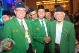 Wakil Ketua Umum Partai Persatuan Pembangunan (PPP) Emron Pangkapi (kiri) berdampingan dengan Sekjen Romahurmuziy (kedua kanan) dan Ketua Majelis Pakar Barlianta Harahap (kanan) disela-sela pembukaan Muktamar VIII PPP di Empire Palace, Surabaya, Jatim, Rabu (15/10). Muktamar VIII PPP itu mengangkat tema 'Meneguhkan Khittah Perjuangan dan Ketaatan Kepada Konstitusi'. ANTARA FOTO/M Risyal Hidayat/wdy/14