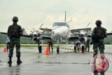 Sejumlah prajurit TNI AU bersiaga di sekitar pesawat asing yang masuk ke wilayah Indonesia tanpa ijin, sesaat setelah dipaksa mendarat di Lanud Supadio, Kabupaten Kubu Raya, Kalbar, Selasa (28/10). TNI AU mengerahkan lima pesawat Hawk dan dua pesawat Sukhoi untuk memaksa turun sebuah pesawat asing komersial jenis Cessna dari Singapura yang telah melintasi wilayah Indonesia tanpa ijin. Hingga kini TNI AU masih melakukan pemeriksaan intensif terhadap tiga kru pesawat yaitu Tan Chin Kian (64), Xiang Bohong (25) dan Zheng Chen (24). ANTARA FOTO/Jessica Helena Wuysang
