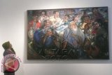 Seorang pengunjung memperhatikan sebuah lukisan berjudul 'Berunding tentang Strategi', karya (almarhum) I Nyoman Sukari (1968-2010), kelahiran Bali, pada acara pembukaan pameran tunggalnya bertajuk 'Sekali Berarti, Sudah itu Mati', di Galeria Fatahillah, Jakarta Kota, Selasa (7/9). Pameran dari Nyoman Sukari, yang telah tutup usianya pada usia 42 tahun, dan lulusan Institut Seni Rupa Indonesia, Jogjakarta itu, akan berlangsung hingga 7 Januari 2015 di Galeria Fatahillah tersebut. ANTARA FOTO/Dodo Karundeng/wdy/14