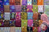 Pengunjung mengamati kain kebaya dan songket khas Bali pada Pameran Investasi, Perdagangan, dan Pariwisata Indonesia di Semarang, Jateng, Kamis (2/10). Pameran yang menampilkan beragam produk unggulam UMKM dan potensi daerah itu akan berlangsung hingga 5 Oktober mendatang. ANTARA FOTO/R. Rekotomo/wdy/14.