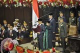 Presiden Terpilih Joko Widodo mengucapkan sumpah jabatan saat pelantikannya di Gedung Nusantara I, Kompleks Parlemen Senayan, Jakarta, Senin (20/10). Joko Widodo - Jusuf Kalla resmi menjabat sebagai Presiden dan Wakil Presiden Republik Indonesia masa bakti 2014 - 2019. ANTARA FOTO/Yudhi Mahatma/wdy/14.