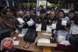 Aparat kepolisian dari Direktorat Tindak Pidana Narkoba Bareskrim Polri menunjukkan barang bukti narkoba jenis sabu sebelum dimusnahkan di Jakarta, Selasa (14/10). Polri memusnahkan total 70 kg narkoba senilai Rp138,63 miliar dari penangkapan empat tersangka sindikat internasional yang tiga diantaranya merupakan warga negara asing. ANTARA FOTO/OJT/Sigid Kurniawan/wdy/14