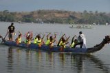 Pasuruan (Antara Jatim) - Tim perahu Dayung Naga dari Kabupaten Pasuruan (Baru Klinting Boys) berlatih speed, ketahanan dan kekompakan tim di Ranu (Danau) Garti, Pasuruan, Jatim, Jumat (3/10). Latihan tersebut dilakukan untuk memepersiapakan tim dalam mengikuti kejuaraan Perahu Dayung yang diselenggarakan KONI di Surabaya pada November 2014 mendatang. (FOTO Adhitya Hendra/14/edy)