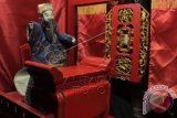 Jenderal pada zaman Dinasti Tang pada masa pemerintahan Kaisar Taizong yang sangat terkenal yakni 'The Legend of Sie Djin koei' ditampilkan dalam pertunjukan wayang Potehi di Klenteng Poo An Kiong, Blitar, Jawa Timur, Jumat (17/10) dini hari. Pertunjukan wayang potehi itu sebagai upaya untuk memperkenalkan kebudayaan Tionghoa kepada masyarakat. ANTARA FOTO/Sahlan Kurniawan/wdy/14.