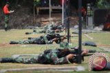 Sejumlah prajurit TNI mengikuti ajang Lomba Menembak Piala Panglima TNI kategori Senapan Match-1 s/d 5 di Lapangan Tembak Kartika Madivif I Kostrad Cilodong, Depok, Jawa Barat, Senin (27/10). Lomba tembak yang diikuti 5 kontingen dari Mabes TNI, TNI AD, TNI AL, TNI AU, dan Perwira Tinggi (Pati) TNI tersebut digelar untuk mencari penembak berprestasi guna persiapan menghadapi ajang Lomba Tembak tingkat Internasional BISAM di Brunei Daerussalam pada tahun 2015 mendatang. ANTARA FOTO/Indrianto Eko Suwarso/wdy/14.