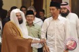 Presiden Joko Widodo (kanan) berjalan bersama Imam Masjidil Haram Sheikh Abdurrahman As-Sudais (kiri) dan Wapres Jusuf Kalla (tengah) seusai pertemuan di Istana Merdeka, Jakarta, Jumat (31/10). ANTARA FOTO/ANDIKA WAHYU/wdy/14