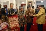 Presiden Susilo Bambang Yudhoyono (kanan) bersalaman dengan sejumlah komisioner KPU yaitu Hadar Nafis Gumay (ketiga kiri), Arief Budiman (kedua kiri) dan Ida Budhiati (kiri) seusai membuka Rapat Pimpinan dalam rangka Evaluasi dan Pelaporan Penyelenggaraan Pemilu Tahun 2014 di Istana Merdeka, Jakarta, Selasa (14/10). Rapim bertujuan untuk membangun pemahaman yang sama serta sinergi penyelenggara pemilu tingkat pusat dan daerah saat mengevaluasi pelaksanaan Pemilu 2014. ANTARA FOTO/Prasetyo Utomo/wdy/14