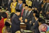 Presiden Susilo Bambang Yudhoyono (tengah) disambut anggota parlemen saat menghadiri pelantikan MPR-DPR-DPD periode 2014-2019 di Gedung Nusantara, Parlemen Senayan, Jakarta, Rabu (1/10). Pelantikan serta pengucapan sumpah jabatan diikuti oleh 560 anggota DPR dan 132 anggota DPD masa bakti 2014-2019, dengan total anggaran sekitar Rp.16 miliar. ANTARA FOTO/Yudhi Mahatma/wdy/14