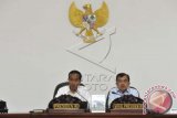 Presiden Joko Widodo (kiri) didampingi Wapres Jusuf Kalla (kanan) memimpin rapat terbatas kabinet bidang perekonomian di Kantor Presiden, Jakarta, Kamis (30/10). Ratas kabinet perdana tersebut membahas berbagai persoalan ekonomi Indonesia terkini seperti potensi pendapatan negara dari pajak yang selama ini belum maksimal. ANTARA FOTO/Andika Wahyu/wdy/14.