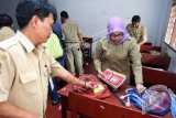 Petugas gabungan Kepolisian Polres Tangerang, Kesbanglimas serta Dinas Pendidikan Kota Tangerang melakukan pemeriksaan ke tas dan barang bawaan para murid sekolah SMK PGRI 2 Tangerang, Tangerang, Banten (29/10). Razia gabungan tersebut dilakukan untuk mengantisipasi peredaraan dan bahaya narkoba dikalangan pelajar, dalam razia tersebut pihak kepolisian mengamankan seorang pelajar yang positif menggunakan narkoba. ANTARA FOTO/Muhammad Iqbal/wdy/14.