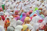 Ratusan jamaah wanita mengikuti Shalat Istisqo di halaman Masjid Raya Sabilal Muhtadin Banjarmasin, Selasa (14/10). Saat ini modifikasi cuaca dengan hujan buatan tidak memungkinkan dilakukan di Kalimantan Selatan karena kurangnya kadar air di gumpalan awan. Foto Antaranews Kalsel/Herry Murdy Hermawan