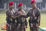 KSAD Jenderal TNI Gatot Nurmantyo (tengah) melakukan salam komando bersama Danjen Kopassus Mayjen TNI Doni Monardo (kanan) dan pejabat lama Danjen Kopassus Majyen TNI Agus Sutomo (kiri) pada upacara serah terima jabatan di Mako Kopassus Cijantung, Jakarta Timur, Jumat (24/10). Doni Monardo yang sebelumnya menjabat Danpaspampres menggantikan Agus Sutomo yang telah dilantik menjadi Pangdam Jaya. ANTARA FOTO/Vitalis Yogi Trisna/Rei/Spt/14.