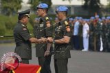 Panglima TNI Jenderal TNI Moeldoko (kiri) menyerahkan tongkat komando kepada Komandan Pasukan Pengamanan Presiden (Paspampres) Mayjen TNI Andika Perkasa (kanan) dari pejabat lama Danpaspampres Mayjen TNI Doni Monardo (tengah) pada upacara serah terima jabatan di Mako Paspampres, Tanah Abang, Jakarta, Rabu (22/10). Andika Perkasa yang sebelumnya menjabat Kadispenad menggantikan Doni Monardo yang selanjutnya akan menjabat Danjen Kopassus TNI AD. ANTARA FOTO/Widodo S. Jusuf/wdy/14.