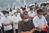 Sejumlah pegawai SKPD Provinsi Sumsel melakukan shalat Istisqo berjamaah memohon hujan turun di Lapangan Kantor Pemerintah Provinsi Sumsel, Selasa (14/10). Sejumlah daerah di Provinsi Sumatera Selatan terutama Kota Palembang saat ini masih dilanda kabut asap dengan jarak pandang dan kadar partikel debu udara diambang batas normal. ANTARA FOTO/Feny Selly/wdy/14.