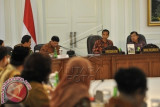 Presiden Joko Widodo (kedua kanan) dan Wapres Jusuf Kalla (kanan) memimpin sidang kabinet paripurna perdana dari Kabinet Kerja di Kantor Kepresidenan, Jakarta, Senin (27/10). Joko Widodo meminta para menteri tidak boleh ragu dalam menghadapi berbagai kendala termasuk masalah penataan organisasi, sementara bagi menteri yang kementeriannya tak mengalami perubahan, maka harus langsung bekerja. ANTARA FOTO/Widodo S. Jusuf/wdy/14.