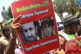 Massa yang tergabung dalam Aliansi Mahasiswa Papua melakukan aksi unjuk rasa di depan Gedung Negara Grahadi, Surabaya, Jatim, Senin (13/10). Mereka menuntut pembebasan jurnalis asal Perancis, Thomas Dandois dan Valentine Bourrant tanpa syarat beserta seluruh peralatan jurnalistik, dan memberi kebebasan jurnalis asing lainnya di Papua. ANTARA FOTO/M RISYAL HIDAYAT/WDY/14.