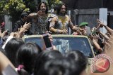 Aktor India pemeran Arjuna dan Yudhistira dalam film serial Mahabharata, Shaheer Sheikh (kiri) dan Rohit Bharadwaj (kanan) menyambut para penggemarnya saat arak-arakan aktor Mahabharata serangkaian acara pentasnya di Denpasar, Bali, Minggu (5/10). Tujuh aktor Mahabharata kembali menghibur penggemarnya di Taman Budaya Garuda Wisnu Kencana (GWK) bertajuk Mahabharata Show dengan menampilkan pertunjukkan lintas budaya India-Bali. ANTARA FOTO/Nyoman Budhiana/i018/2014.