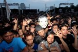 Ribuan relawan dan masyarakat menghadiri Syukuran Rakyat di Silang Monas, Jakarta, Senin (20/10). Acara yang yang dihadiri ribuan relawan dan masyarakat tersebut selain mendengarkan pidato Presiden Ke-7 RI Jokowi juga turut menampilkan hiburan dan konser musik diantaranya Syahrini, Slank dan Bimbo. ANTARA FOTO/Muhammad Adimaja/Asf/pd/14.

