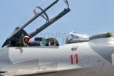 Magetan (Antara Jatim) - Menteri Koordinator (Menko) Perekonomian Chairul Tanjung berada di cockpit pesawat tempur Sukhoi sesaat sebelum tinggal landas di Lanud Iswahjudi, Magetan, Rabu (8/10). Chairul Tanjung dengan pesawat terpisah bersama Menteri Pariwisata dan Ekonomi Kreatif, Mari Elka Pangestu dan Kepala Staf TNI AU (Kasau) Marsekal TNI IB Putu Dunia menjajal ikut terbang menggunakan pesawat tempur tercanggih yang dimiliki TNI AU tersebut di atas udara Magetan, Madiun, Ponorogo, dan teluk Pacitan, dan mendapatkan Wing kehormatan dari Kasau. (FOTO Siswowidodo/14/edy)