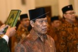 Menko Polhukam Tedjo Edi Purjiatno mengucapkan sumpah jabatan saat Pelantikan Menteri Kabinet Kerja periode 2014-2019 di Istana Negara, Jakarta, Senin (27/10). Presiden Joko Widodo melantik 34 Menteri dan dua Wakil Menteri. ANTARA FOTO/Prasetyo Utomo/mes/14