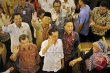 Presiden terpilih Joko Widodo (tengah) didampingi Wapres terpilih Jusuf Kalla (kiri) Ketua MPR Zulkifli Hasan (kanan), Wakil Ketua MPR Hidayat Nur Wahid (baris kedua tengah), Oesman Sapta (belakang tengah) Mahyuddin (baris kedua kiri) mengikuti gladi bersih pelantikan Presiden dan Wakil Presiden di Gedung Nusantara I, Parlemen Senayan, Jakarta, Sabtu (18/10). Pengucapan sumpah jabatan serta pelantikan Presiden dan Wapres terpilih masa bakti 2014-2019 akan dilaksanakan pada Senin (20/10). ANTARA FOTO/Yudhi Mahatma