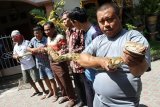 Jombang (Antara Jatim)- Warga menunjukan ular sanca yang ditangkap di perumahan Jombang, Jawa Timur, Jumat (10/10). Warga mengangkap ular sanca dengan panjang tiga meter saat hendak masuk ke dalam rumah salah satu warga. FOTO Syaiful Arif/14/Chan.