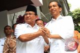 Presiden terpilih Joko Widodo (kanan) berjabat tangan dengan Ketua Umum Gerindra Prabowo Subianto (kiri) usai pertemuan tertutup di Jakarta, Jumat (17/10). Pertemuan kedua tokoh itu antara lain membahas langkah-langkah perbaikan bangsa kedepannya. ANTARA FOTO/Akbar Nugroho Gumay