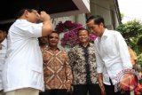 Presiden terpilih Joko Widodo (kanan) dan Ketua Umum Gerindra Prabowo Subianto (kiri) saling memberi hormat saat bertemu di Jakarta, Jumat (17/10). Pertemuan kedua tokoh itu antara lain membahas langkah-langkah perbaikan bangsa kedepannya. ANTARA FOTO/Akbar Nugroho Gumay


