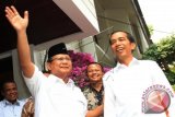 Presiden terpilih Joko Widodo (kanan) dan Ketua Umum Gerindra Prabowo Subianto (kiri) menjawab pertanyaan wartawan usai pertemuan tertutup di Jakarta, Jumat (17/10). Pertemuan kedua tokoh itu antara lain membahas langkah-langkah perbaikan bangsa kedepannya. ANTARA FOTO/Akbar Nugroho Gumay