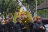 Madiun (Antara Jatim) - Sejumlah orang melakukan kirab budaya dalam acara Grebeg Sura di kawasan wisata Madiun Umbul Square, Kab. Madiun, Minggu (26/10). Kegiatan tersebut untuk menyongsong datangnya Tahun Baru Islam 1436 H. FOTO Siswowidodo/14/Oka.