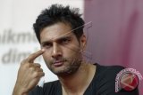 Aktor India pemeran Karna dalam serial televisi Mahabharata, Aham Sharma, menghadiri jumpa pers Mahabharata Show di Jakarta, Selasa (30/9). Para aktor serial televisi Mahabharata ini dijadwalkan akan tampil menghibur penggemar mereka dalam pementasan Mahabharata Show ANTV pada 3 Oktober 2014. ANTARA FOTO/Ismar Patrizki
