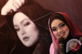 Penyanyi Malasyia Siti Nurhaliza menjawab pertanyaan wartawan pada konfrensi pers peluncuran album terbarunya 'Fragmen' di Jakarta, Selasa (21/10). Album solo tersebut berisikan 9 lagu yang berceritakan perjalanan karir dan kehidupan dirinya. ANTARA FOTO/Teresia May